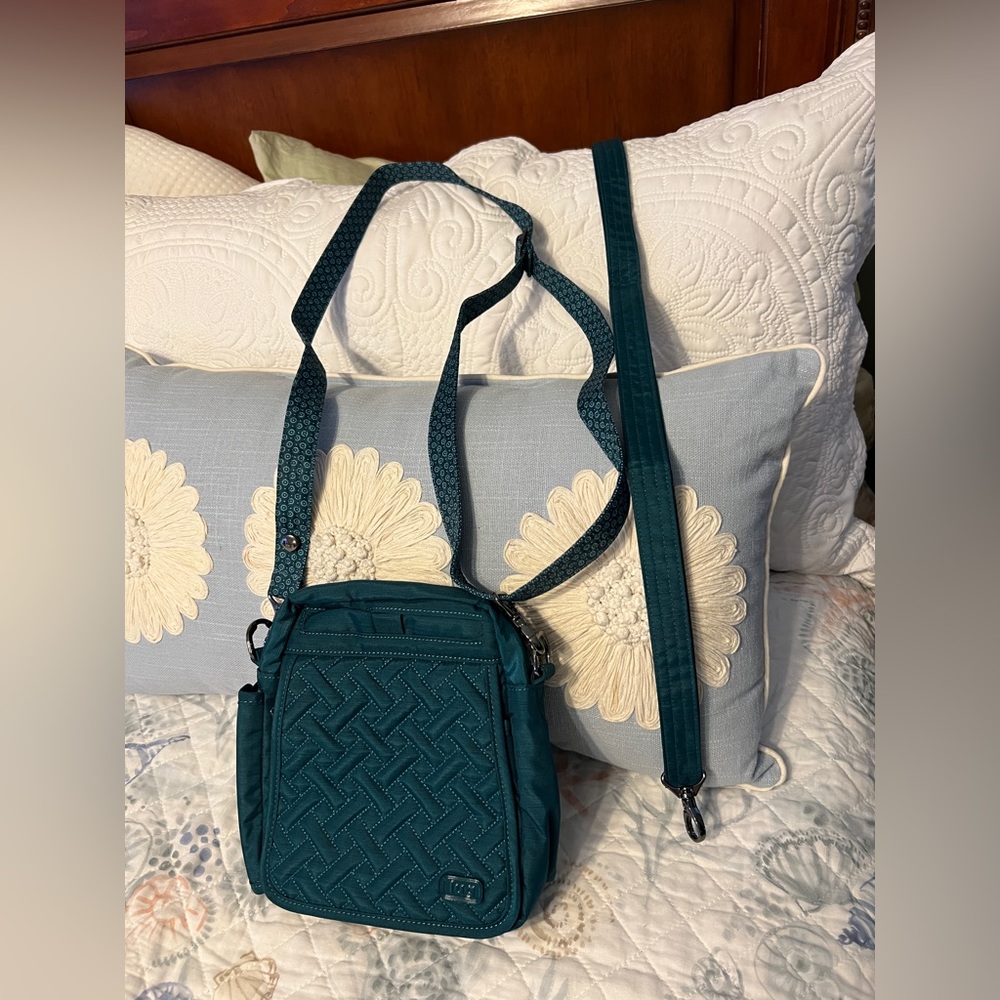 Lug hopper crossbody bag